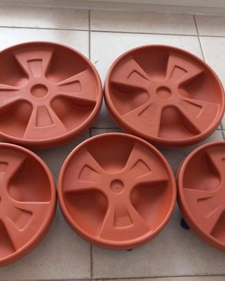 Sottovasi in plastica con ruote