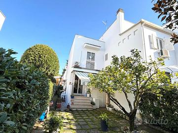 VILLA A SCHIERA A ROMA