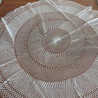 tre centri di filet in tondo fatti a mano