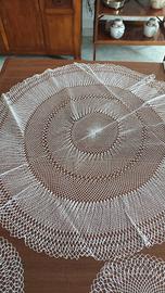 tre centri di filet in tondo fatti a mano