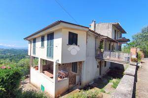 CASA SEMINDIPENDENTE A SERRONE