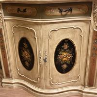 Mobile in legno stile classico