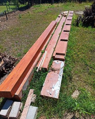 Trave in legno abete lamellare e assi di legno