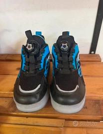 scarpe con ruote e luci LED per bambin