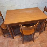 Tavolo Scavolini con 3 sedie in legno
