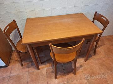 Tavolo Scavolini con 3 sedie in legno
