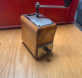 Vecchio macinacaffè a manovella collezione vintage