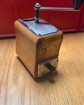 Vecchio macinacaffè a manovella collezione vintage