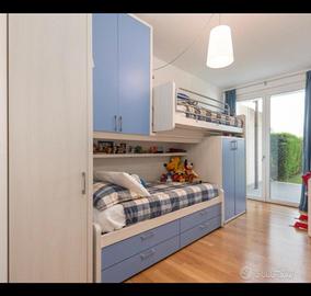 Cameretta bambino con soppalco e ampio armadio