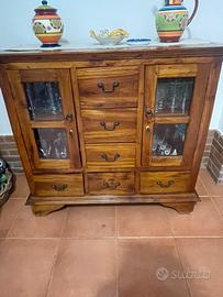 elegante mobile in legno color noce