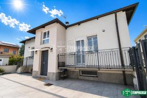 VILLA LIBERA SU 4 LATI COMPLETAMENTE RISTRUTTURATA