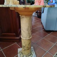 colonnina in alabastro con scacchiera