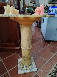 colonnina in alabastro con scacchiera