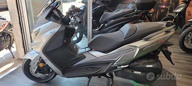 Sym Joymax 300 EVO accessorio in omaggio