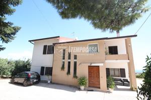 VILLA PER DUE FAMIGLIE CON TERRENO