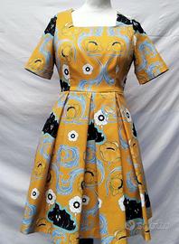 Abito sartoriale con petticoat in tulle