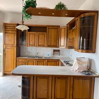 Cucina componibile con tavolo e divano