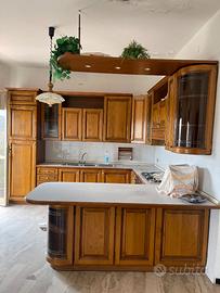 Cucina componibile con tavolo e divano