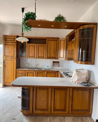 Cucina componibile con tavolo e divano