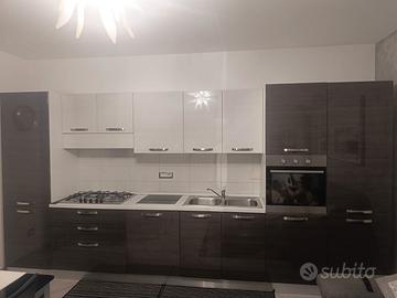 cucina moderna lineare bicolore,completa di elett