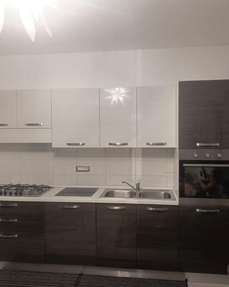 cucina moderna lineare bicolore,completa di elett