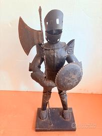 Statua soldato cavaliere con armatura in metallo