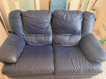 Divano blu in pelle due posti