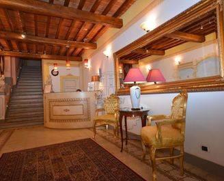 Immobile di 1050 m² con 2 locali a Capannori