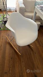 Sedia a dondolo in stile scandinavo