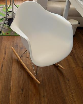 Sedia a dondolo in stile scandinavo