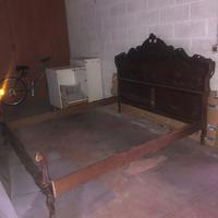 Testiera e giro letto in noce