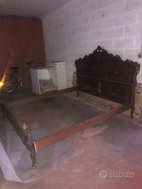 Testiera e giro letto in noce