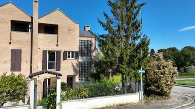 VILLA A SCHIERA A FERMO