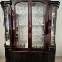 Vetrina/Cristalliera in mogano lucido. Elegante