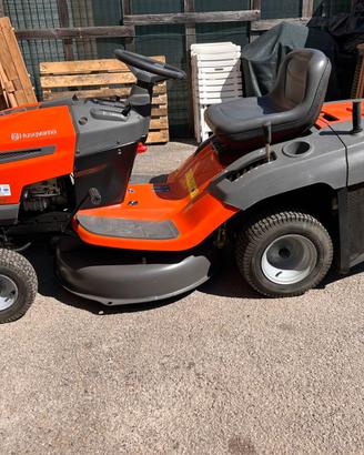 Trattorino tosaerba Husqvarna CTH 126
