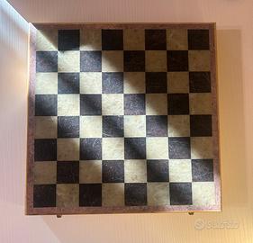 Scacchiera in pietra e legno con 32 pezzi