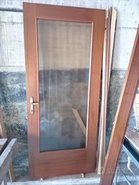 Porta interna in legno con vetro e telaio