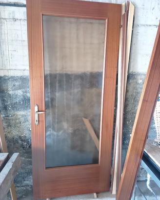 Porta interna in legno con vetro e telaio