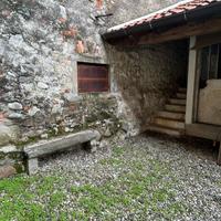 PORZIONE DI CASA CON RIPOSTIGLIO A MERATE