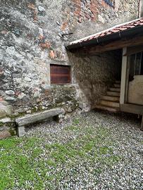 PORZIONE DI CASA CON RIPOSTIGLIO A MERATE