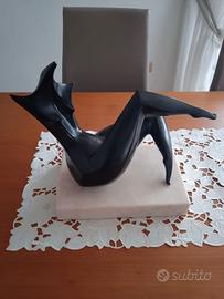 Scultura “Reclining Woman” – Isaac Kahn