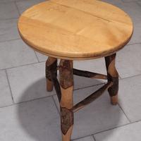 Sgabello di legno antico