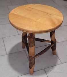Sgabello di legno antico