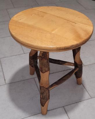 Sgabello di legno antico