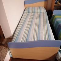 letti legno chiaro senza materasso con un comodino