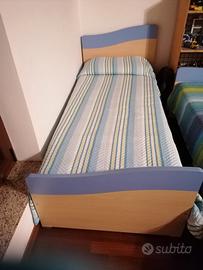 letti legno chiaro senza materasso con un comodino