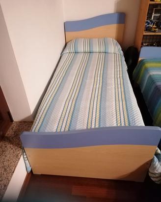 letti legno chiaro senza materasso con un comodino