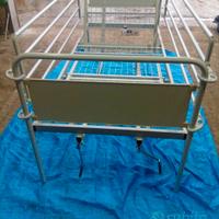 letto da ospedale con staffa per alzarsi 