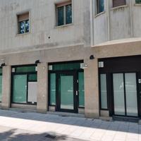 Ampio locale commerciale vetrinato