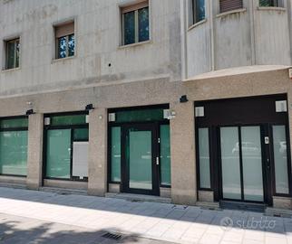 Ampio locale commerciale vetrinato